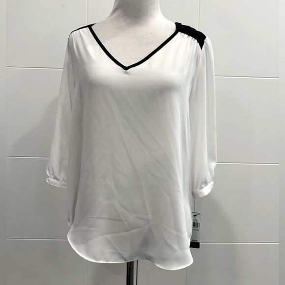 NWT BCX White and Cream Relaxed Blouse with Black Accents size medium - Picture 1 of 8